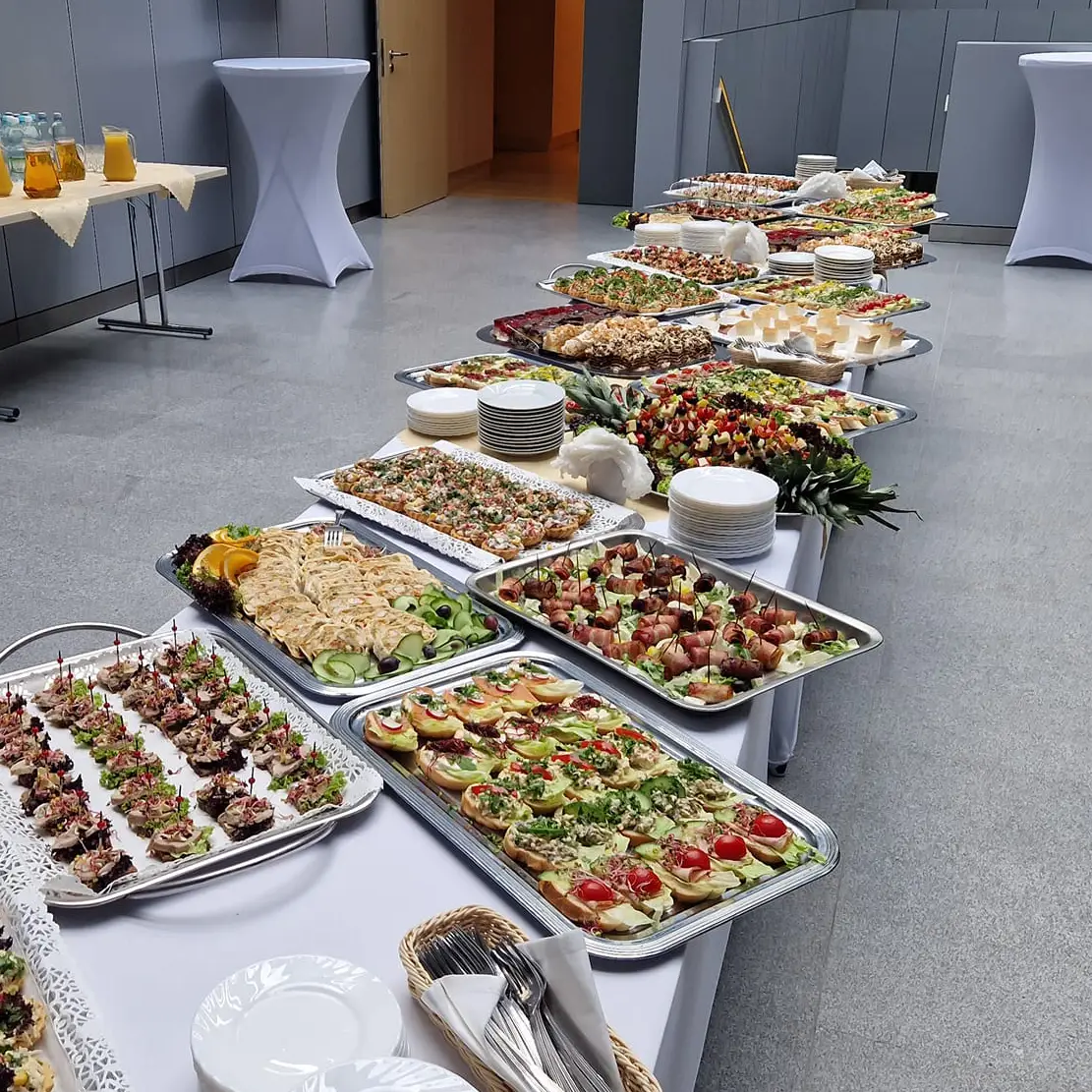 bufet szwedzki Kielce – catering firmowy z zimnymi zakąskami i przekąskami w nowoczesnej sali konferencyjnej