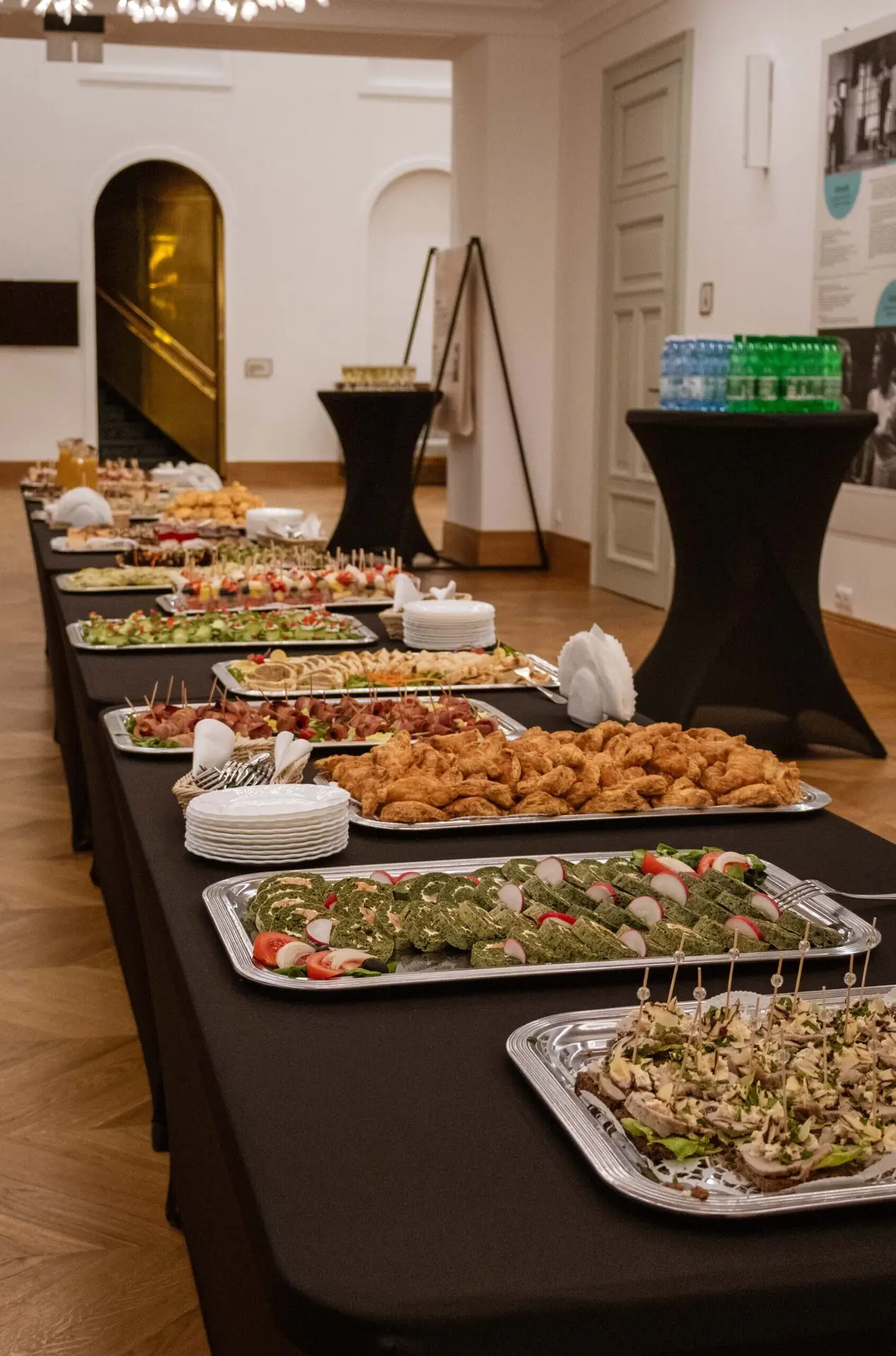 catering bankietowy Kielce – elegancki stół z przekąskami i daniami ciepłymi w sali eventowej